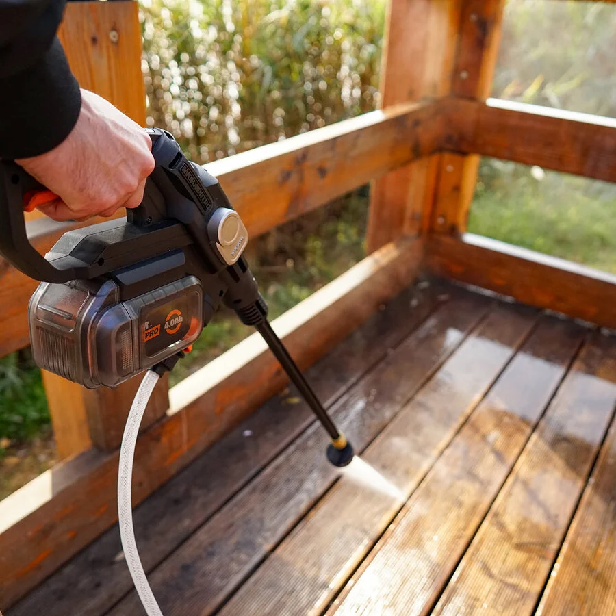 Nettoyage de terrasse en bois nettoyeur haute pression sans fil Worx Hydroshot WG633E