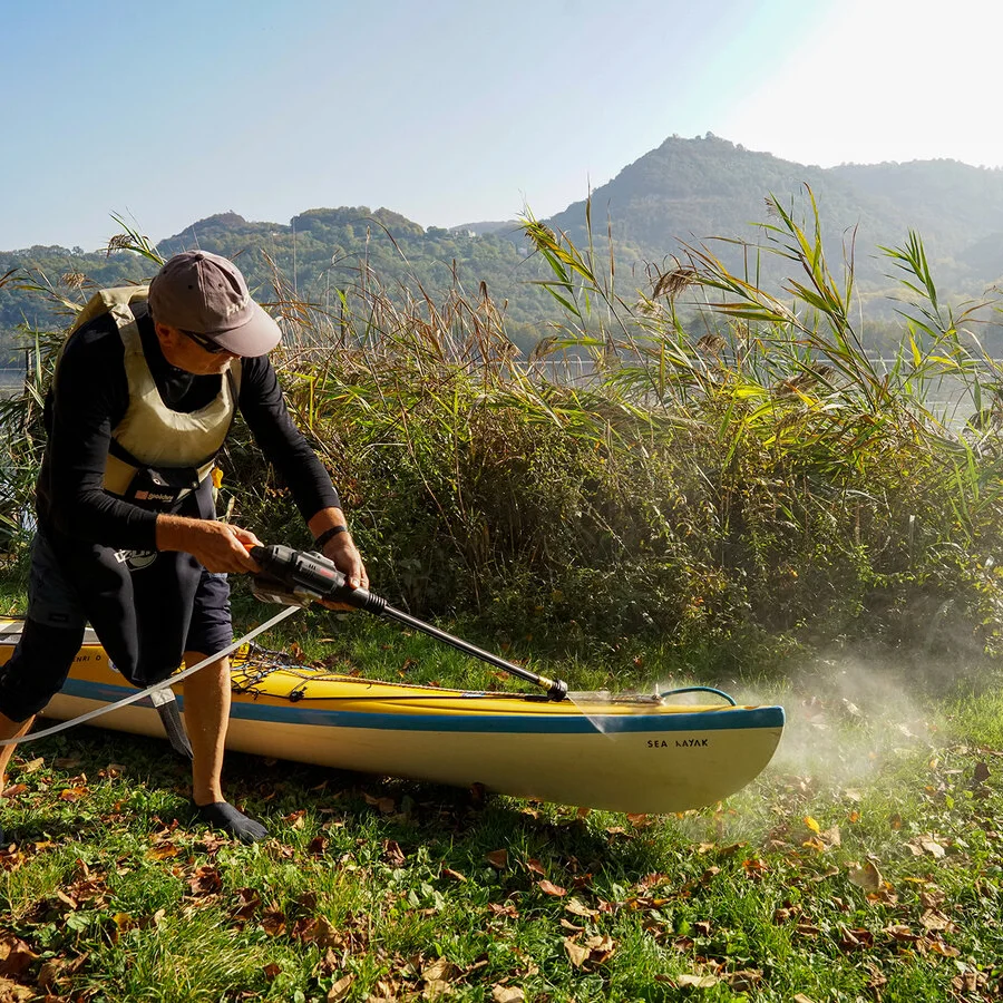 Nettoyage d'un kayak nettoyeur haute pression sans fil Worx Hydroshot WG633E